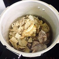【笋干猪骨干蛤炖清汤】——冬季养生汤的做法图解3