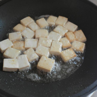 炒鸡下饭的咸蛋黄金沙脆皮豆腐的做法图解3