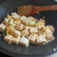 炒鸡下饭的咸蛋黄金沙脆皮豆腐的做法图解5
